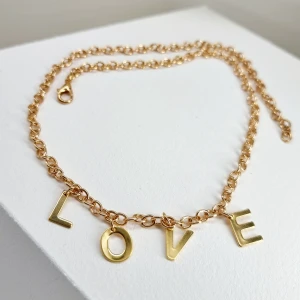 Handgjort halsband  - Handgjort  halsband LOVE❤️Följ :@ekjewelryofficial🤲  🔗⛓️Material- rostfritt stål. Längd: 45cm. Bokstäver-1cm