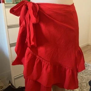 volangkjol  - Säljer denna volangkjol från vero Moda. Nypris är något över 300, säljer för 100. Använd ett fåtal gånger. Storlek XXS men passar mig som har XS/S.