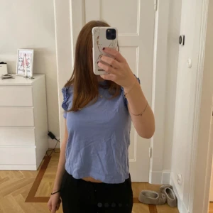 Tröja med volanger  - Bra i skick. Använd hyfsat många gånger. Storlek M men liten k storleken.💞