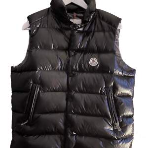 Helt ”äkta” moncler Tibb down gillet med fungerande nfc tagg. Helt oanvänd och i toppskick. Storlek m/2  1000kr fast pris 