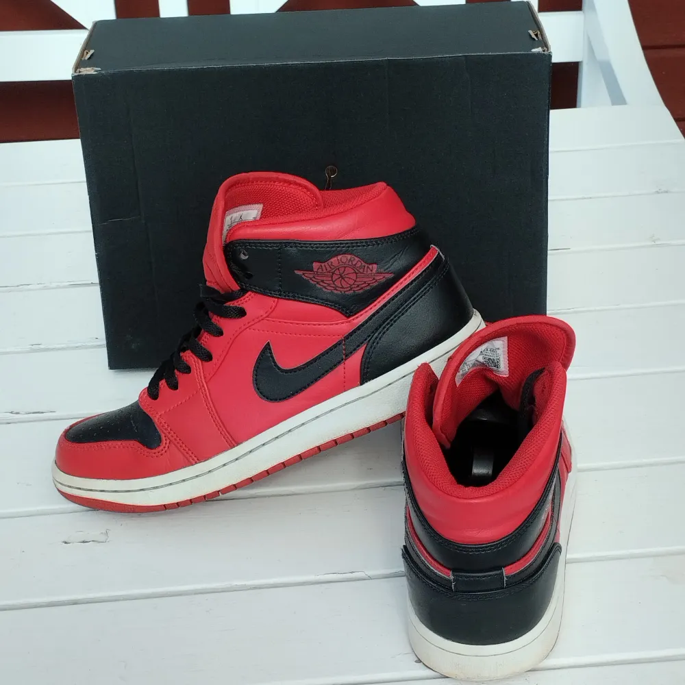 Säljer ett par Nike Air Jordan 1 Mid Reverse 'Bred' GS Gym Red Black White 554725-660. Skorna är i gott skick och kommer med originalboxen. Det finns mindre tecken på användning så kolla gärna på mina bilder för referens!. Skor.