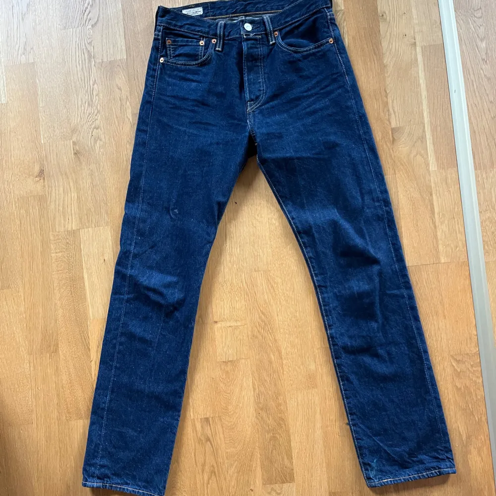 ❗️PRIS GÅR ATT FÖRHANDLA VID SNABB AFFÄR❗️Säljer min pojkväns Levis jeans i modellen 501!  Storlek W29 L32. Nästintill oanvända. Säljs pga att de helt enkelt inte används så mycket. Nypris var 1149kr. . Jeans & Byxor.