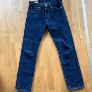 Levi’s 501 Jeans - ❗️PRIS GÅR ATT FÖRHANDLA VID SNABB AFFÄR❗️Säljer min pojkväns Levis jeans i modellen 501!  Storlek W29 L32. Nästintill oanvända. Säljs pga att de helt enkelt inte används så mycket. Nypris var 1149kr. 