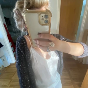 Grå kofta med paljetter - Grå glittrig kofta som ej används men är i gott skick!