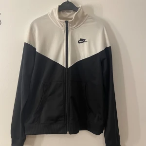 NIKE KOFTA - Nike kofta i fint skick! Säljer för 149kr Storlek: S 