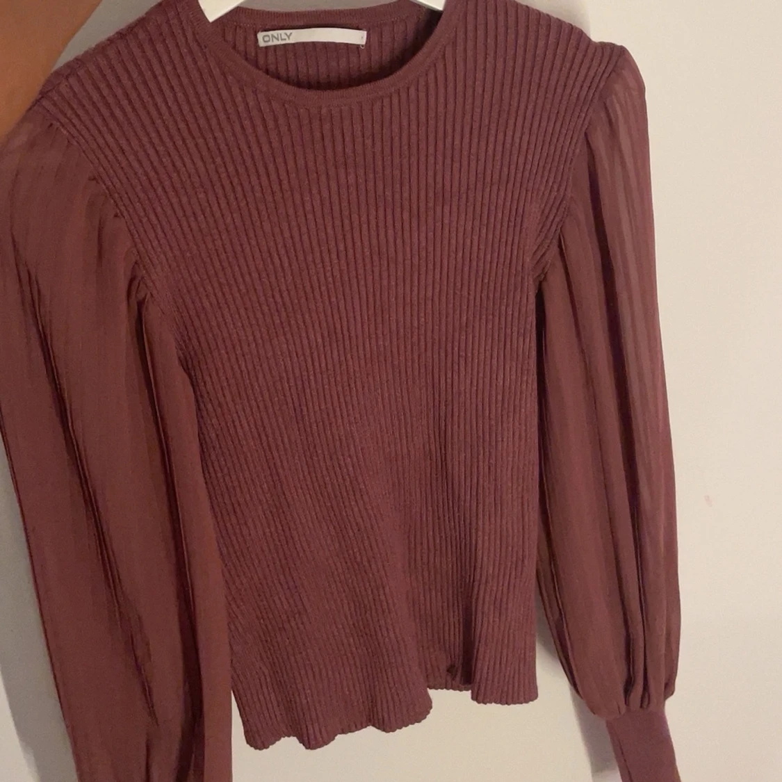 Lila ribbad tröja från ONLY