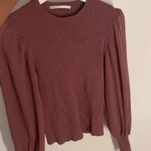 Lila ribbad tröja från ONLY - Säljer en superfin lila ribbad tröja från ONLY. Den har långa ärmar med puffiga detaljer och en tight passform. Perfekt för höst och vinter! Tröjan är i nyskick och väldigt bekväm att ha på sig. Passar både till vardags och fest. 💜