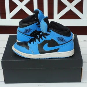 Air Jordan 1 Mid University Blue Black UNC DQ8426-401 - Säljer ett par snygga Air Jordans i gott skick  US Size 9 EUR Size 42,5  Kontakta mig gärna vid eventuella frågor  Kommer med en Jordan box men ej orginalet