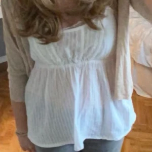 Vit volang topp / linne - Sött linne / topp som inte kommer till använding!