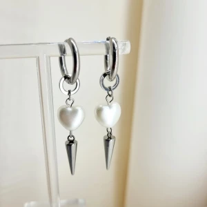 Handgjorda örhängen  - Handgjorda örhängen●Följ :@ekjewelryofficial🤲 ● 💎Material- 100% rostfritt stål  och pärlor ●Örhängeskrokar -rostfritt stål. Nickel fri. Längd -5cm. Vattentåliga, ändrar inte färgen! 