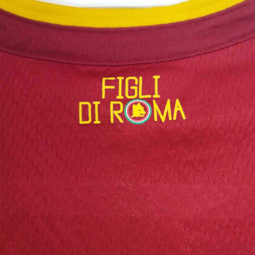 Hej säljer en Roma Fotbollströja inget namn på baksidan sponsoren på framsidan av tröjan är lite sönder men annars är allting i jätte bra skick. Sportswear.