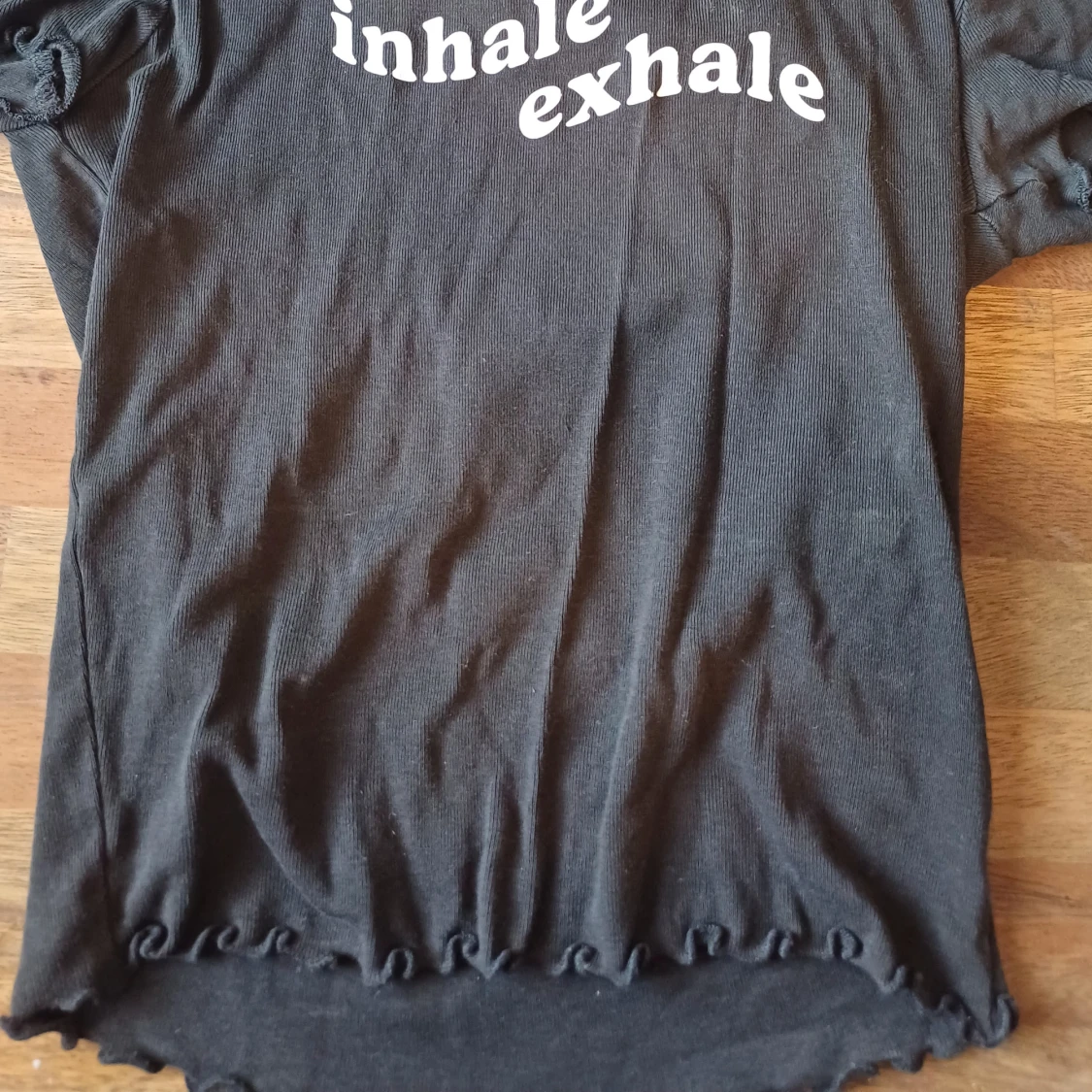 Svart t-shirt med texten 'inhale exhale' - 90