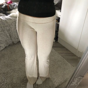 Lågmidjade byxor - Säljer mina lågmidjade ribbade byxor från H&M💕