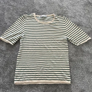 Randig t-shirt från Zara - Säljer denna super gulliga stickade t-shirt som är randing mörkgrön/vit💕Tröjan är bara använd några få gånger!