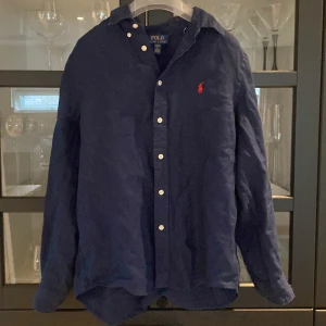 Ralph Lauren skjorta - Mörkblå Ralph lauren skjorta i storlek 14-16 (barnstorlek), skick - 10/10