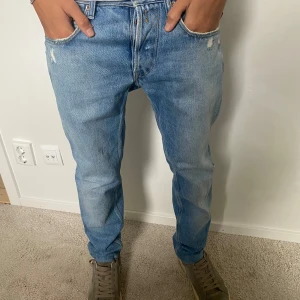 Replay Jeans - Säljer nu dessa snygga Replay jeans med slitningar i modellen Ronas. Jeansen är använda sparsamt utan defekter. Passar för dig som är runt 170. Hör av er vid minsta funderingar! 