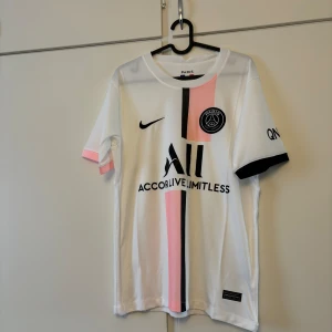 Fottbolls T-shirt Paris  - Fint sick oanvänd 