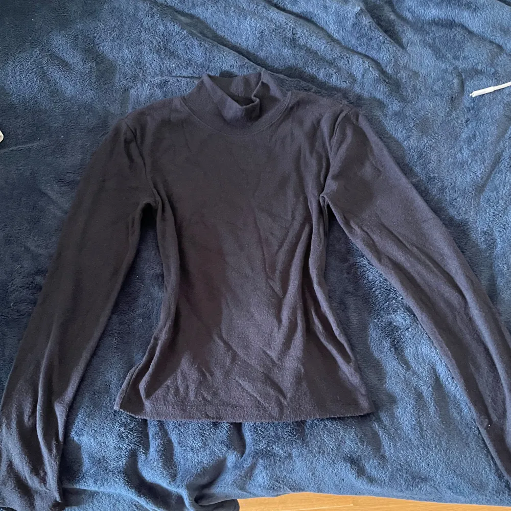 En grå och en svart långärmad tröja av tjockt, varmt och skönt material från zara. Säljer 1 för 60, 2 för 100 . Blusar.