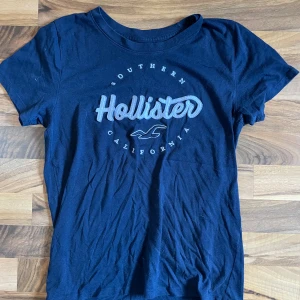 mörkblå hollister t-shirt - fick från min syster ett bra tag sedan, så är väl använd av oss båda. storlek s med märket hollister. vid fler frågor skicka iväg ett litet meddelande!! :D