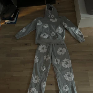 Denim tears tracksuit - Säljer tracksuiten eftersom ja byter stil, materialet är jätteskönt och tracksuiten är bara perfekt. Storlek M både tröja och byxorna, vid snabb affär kan priset diskuteras.