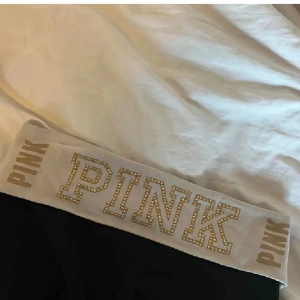 Pink yoga pants  - Pink yoga pants! Skitsnygga och så bekväma. Två av bilderna är lånade och tjejen på bilden är 164. Bra skick men det finns tecken på användning❤️hör av er för frågor 