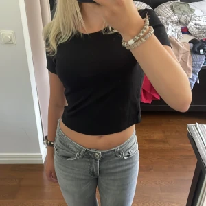 Svart basic t-shirt  - Storlek 158-164. Jätteskön basic tröja knappt använd