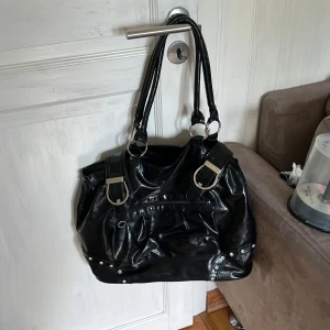 Svart skinn väska - Stora väska, har ingen aning om vart den kommer ifrån, dragkedjan är tyvärr borta