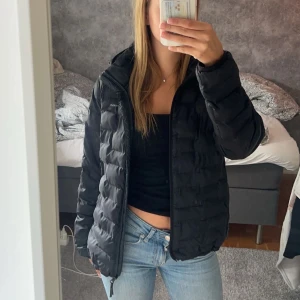 Peak Performance jacka -  Jackan är i modellen Peak Performance W Argon Light Hood. Köpt för 2799 kr och säljs nu för 1000 kr💞