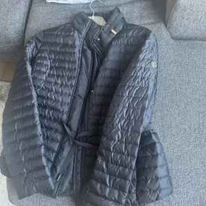 Michael kors jacka - Hej, Jackan säljs pga använt den 1 gång och flytt, jackan är i storlek M.☺️