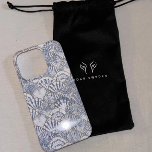 Roar Sweden skal iPhone 15 pro - Skal från Roar Sweden till en iPhone 15 pro. Aldrig använt, skickar med förpackningen. Kostar 299kr ny