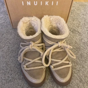 Inukki - Säljer dessa populär jätte snygga höst/vinterskorna ifrån Inuikii. Fick i julklapp 2023 men var lite för små så har bara använts i cirka 2 månader❤️ Ord pris cirka 3300❤️ Jag skickar självklart med kartongen❤️ 