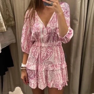 Zara klänning mönstrad rosa vit  - (Lånad bild) så fin zara klänning som inte säljs längre! Vit och rosa mönstrad. Otroligt snygg. Diskuterbart pris!