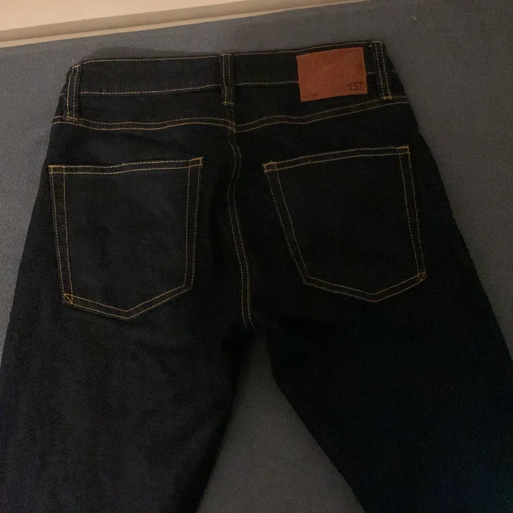 Säljer dessa jeans då jag inte fått användning ut av dem, har använt dem 2 gånger bara. Skick-10/10  Pris kan diskuteras. Jeans & Byxor.