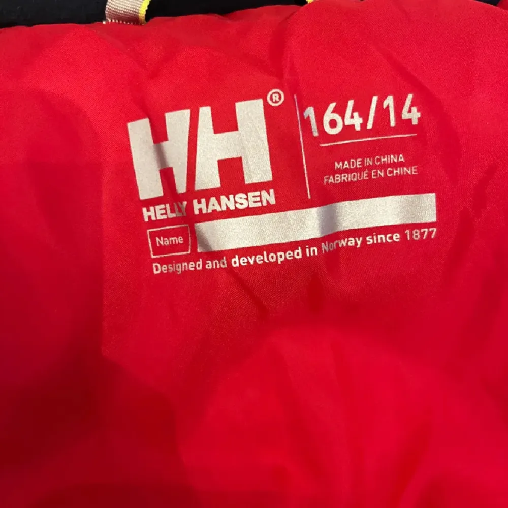 En skitsnygg figursydd Helly Hansen skidjacka som håller värmen är vattentät och extremt skön  🤍🤍💙💙 Storlek 164  Nästan helt oanvänd och köper man både jackan och byxorna säljs dem för 700 tot . Jackor.