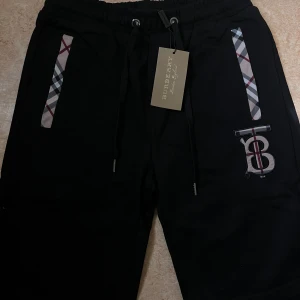 Burberry shorts - Helt nya burberry shorts, priset går att diskutera vid snabb affär storlek passar S/M