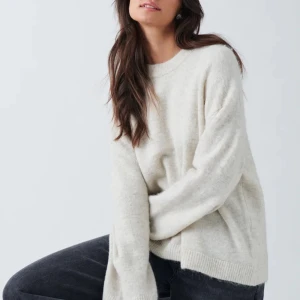 Stickad tröja - Säljer min stickade krämvita tröja från Gina tricot som är helt slutsåld❤️