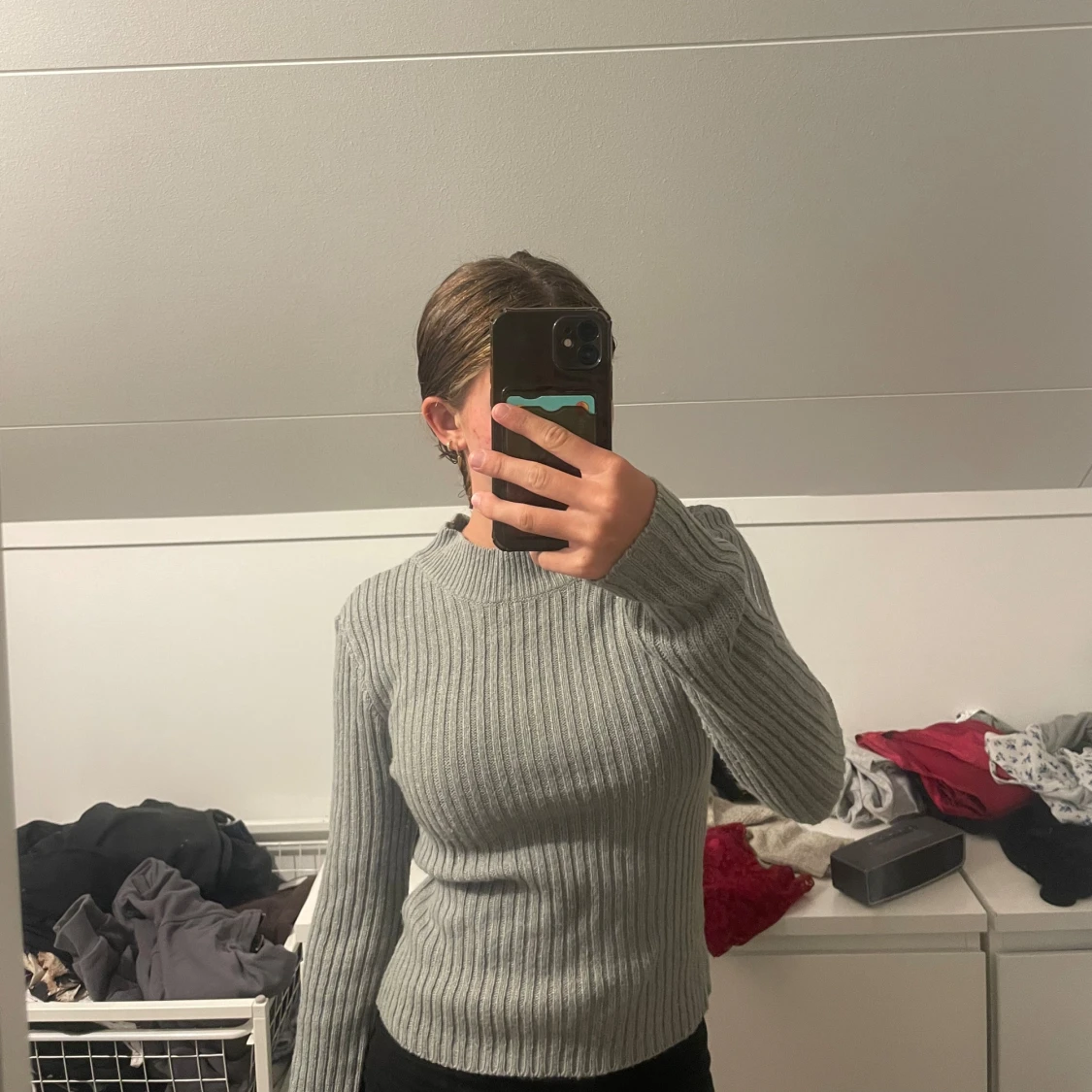 Grå stickad långärmad tröja.