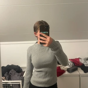 Grå stickad långärmad tröja. - En skönare coh snygg stickad långärmadtröja.