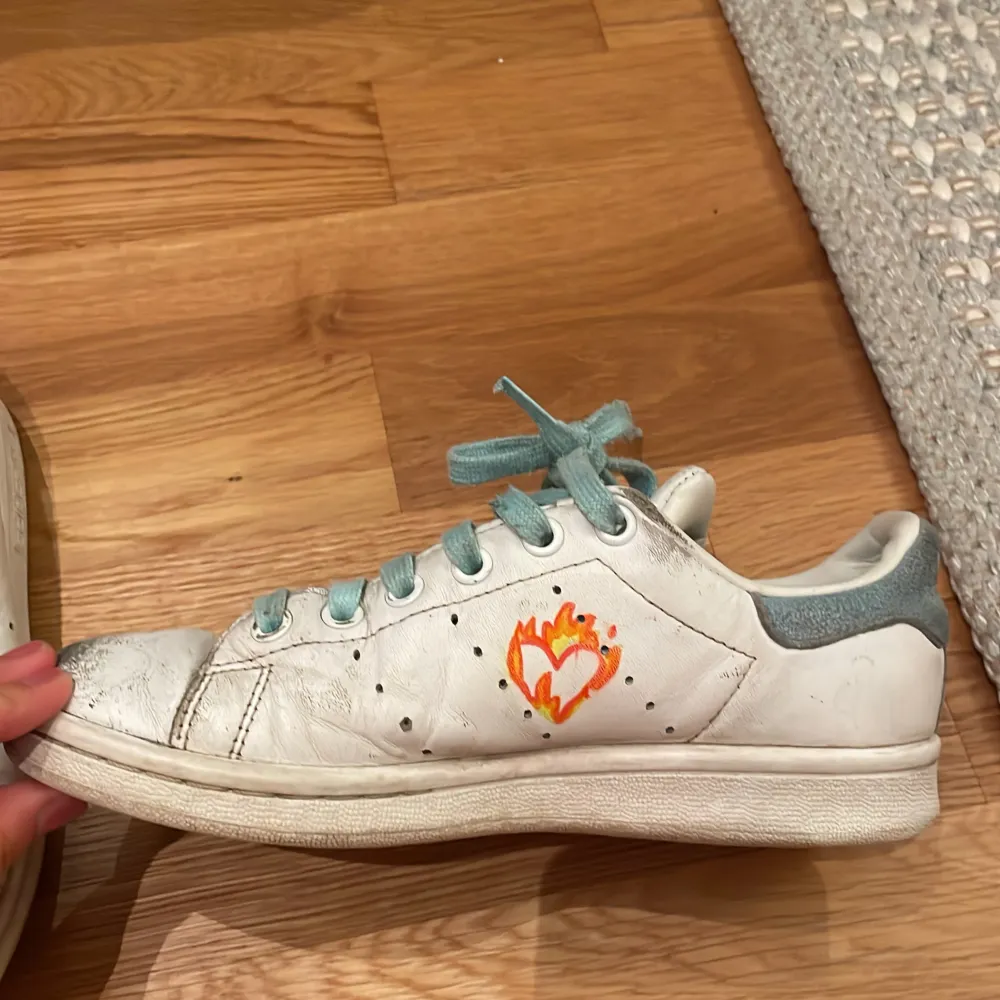 Jag säljer ett par stan Smith skor i storlek 37  🥰 tyvärr är dom ganska slitna och har några defekter (som ni kan se på bilderna). Dom har coola ritade detaljer på sig och passar perfekt till typ jeans 🤩. Skor.