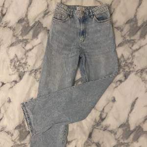 Säljer nu dessa ljusblå jeans från Lindex i stl 158 vilket motsvarar ungefär 12-13 år. Skick 7,5/10, lite slitna vid ena fickan och midjan som man kan se, ser dock ut som om det skulle kunna vara design. Skriv till mig vid fler frågor eller bilder ✨