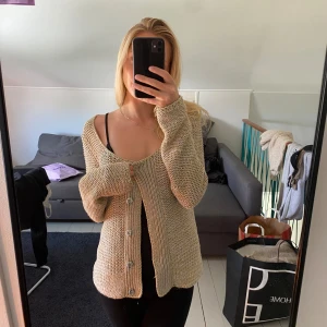 Kofta - Silvrig/guldig kofta med knappar. Står storlek L i koftan, men jag brukar ha storlek xs. Så det beror på hur man vill att den ska sitta.