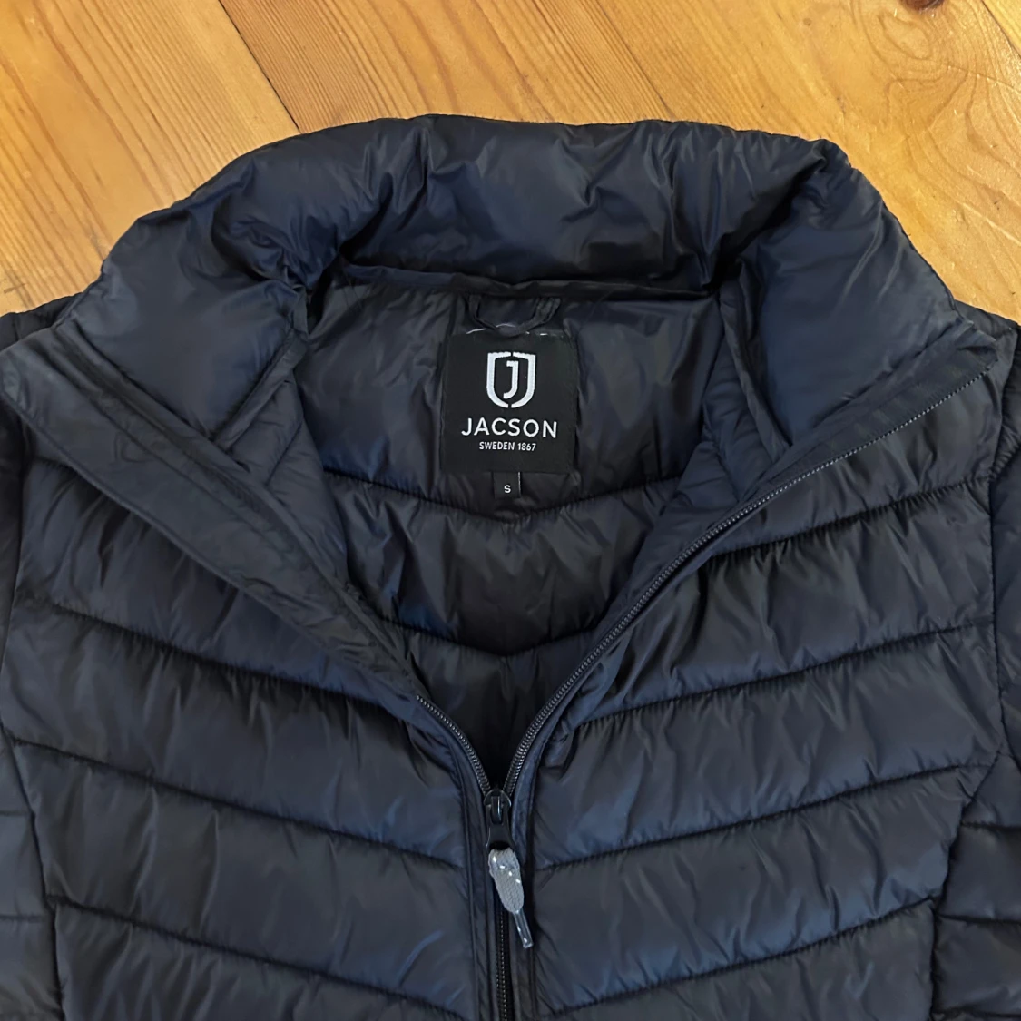 Svart dunjacka - ridning - 91