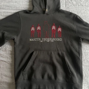 Martyr Underground hoodie - Hoodien är i storlek M, lite liten i storleken så inte helt true to size. Den är sparsamt använd och fortfarande i bra skick bortsett från att några enstaka pärlor på framsidan av trycket saknas 