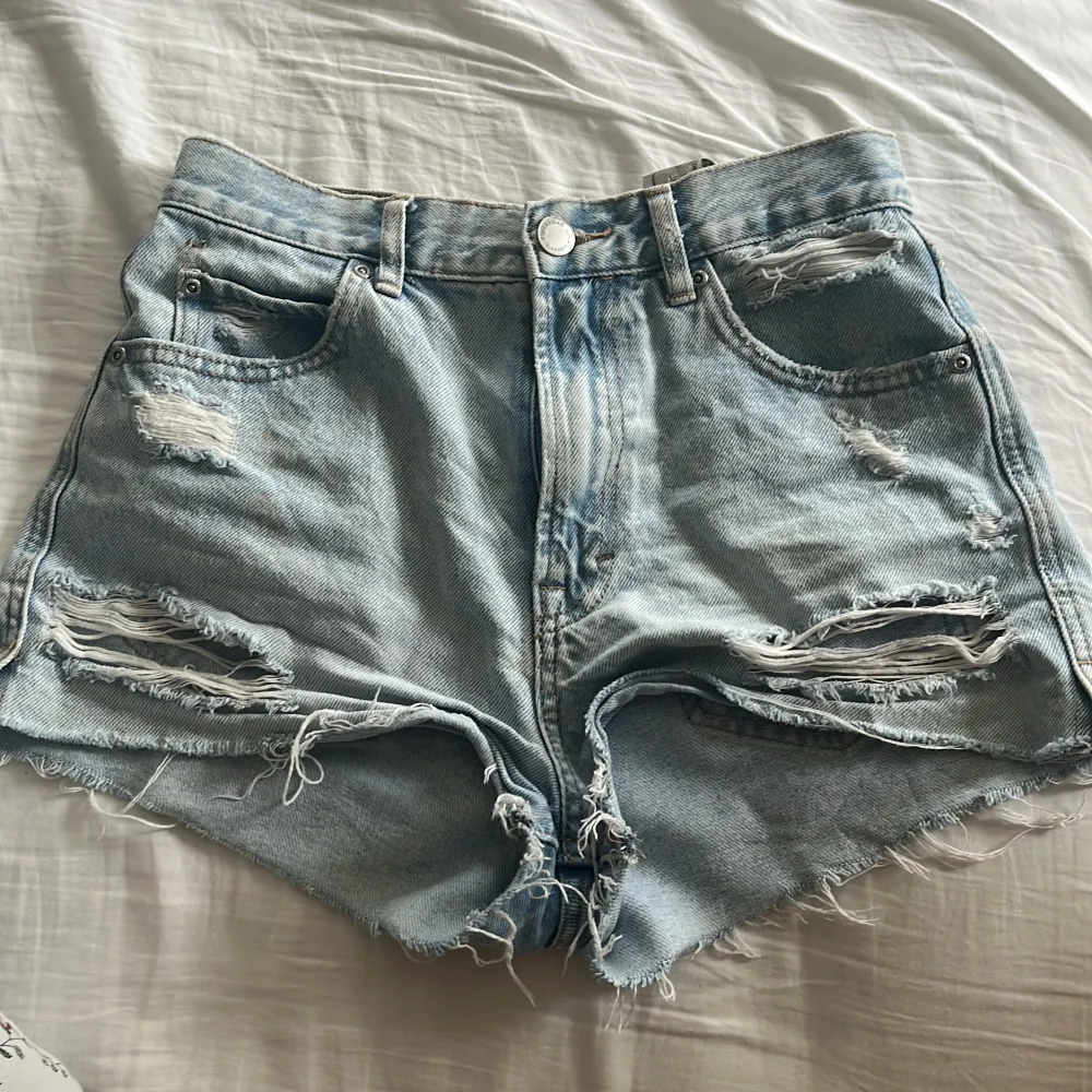 Ett par jeans shorts som jag vuxit ur tyvärr, riktigt snygga. Shorts.