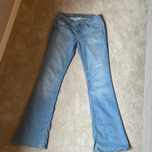 Diesel jeans - Jätte fina diesel jeans i jättebra skick med 0 skador eller slitningar. Köpte nya och har sedan dess bara använt dem ca 5 ggr❤️