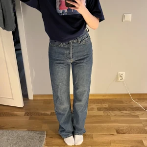 Jeans från bikbok - Mörkblå jeans från bikbok i storlek w25