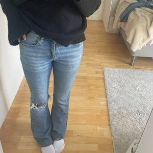 Bootcut jeans med slitningar - Säljer mina bootcut jeans med slitningar eftersom att de inte kommer till användning längre💗storlek 36 men passar även 34