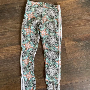 Tights från adidas - Färgglada tights från Adidas. ”Vanligt” tightsmaterial, men funkar även utmärkt att träna i. Använda sparsamt ett 10-tal gånger, och i väldigt fint skick. 
