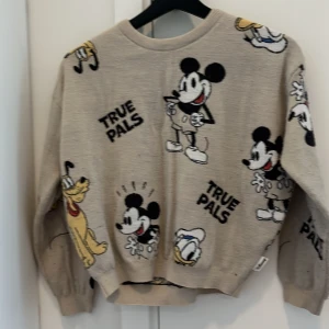 Jätte snygg hoodie!! - Jätte snygg mickey mouse hoodie!! Den är lite knoppning men inte jätte, perfekt för skolstart! Kontakta mig för fler bilder privat!!💗💗