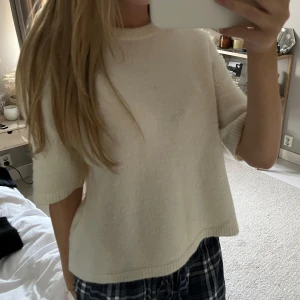 Vit stickad trekvarts  - Används inte💖💖 Lite nopprig men annars i bra skick💖💖 Fått lite bronzer på kragen men går att tvätta bort!💖